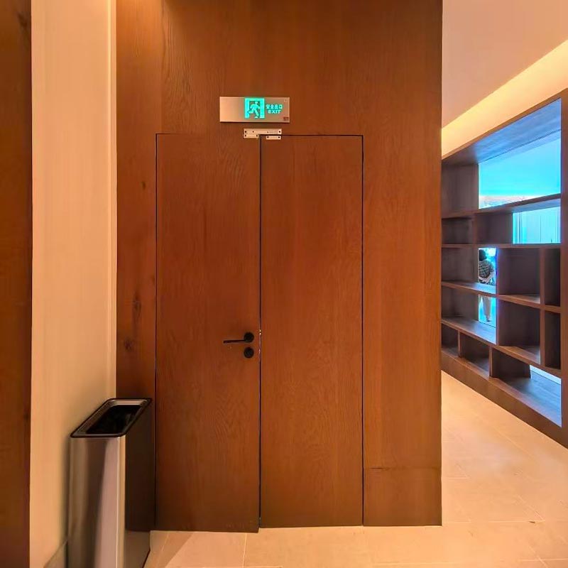 Houten branddeur voor villa-interieur